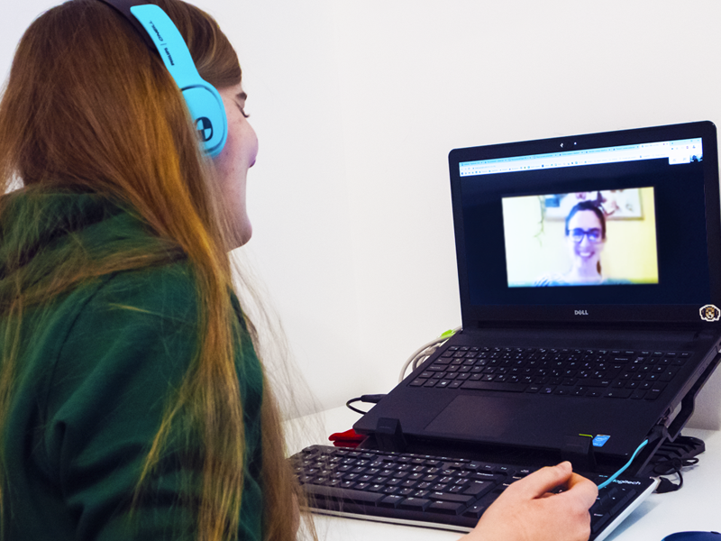 woman in front of laptop video chatting for online edukacije