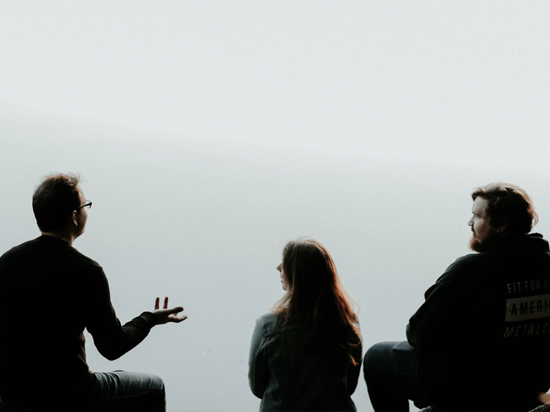 silhouettes of three people discussing argumentacijske pogreške